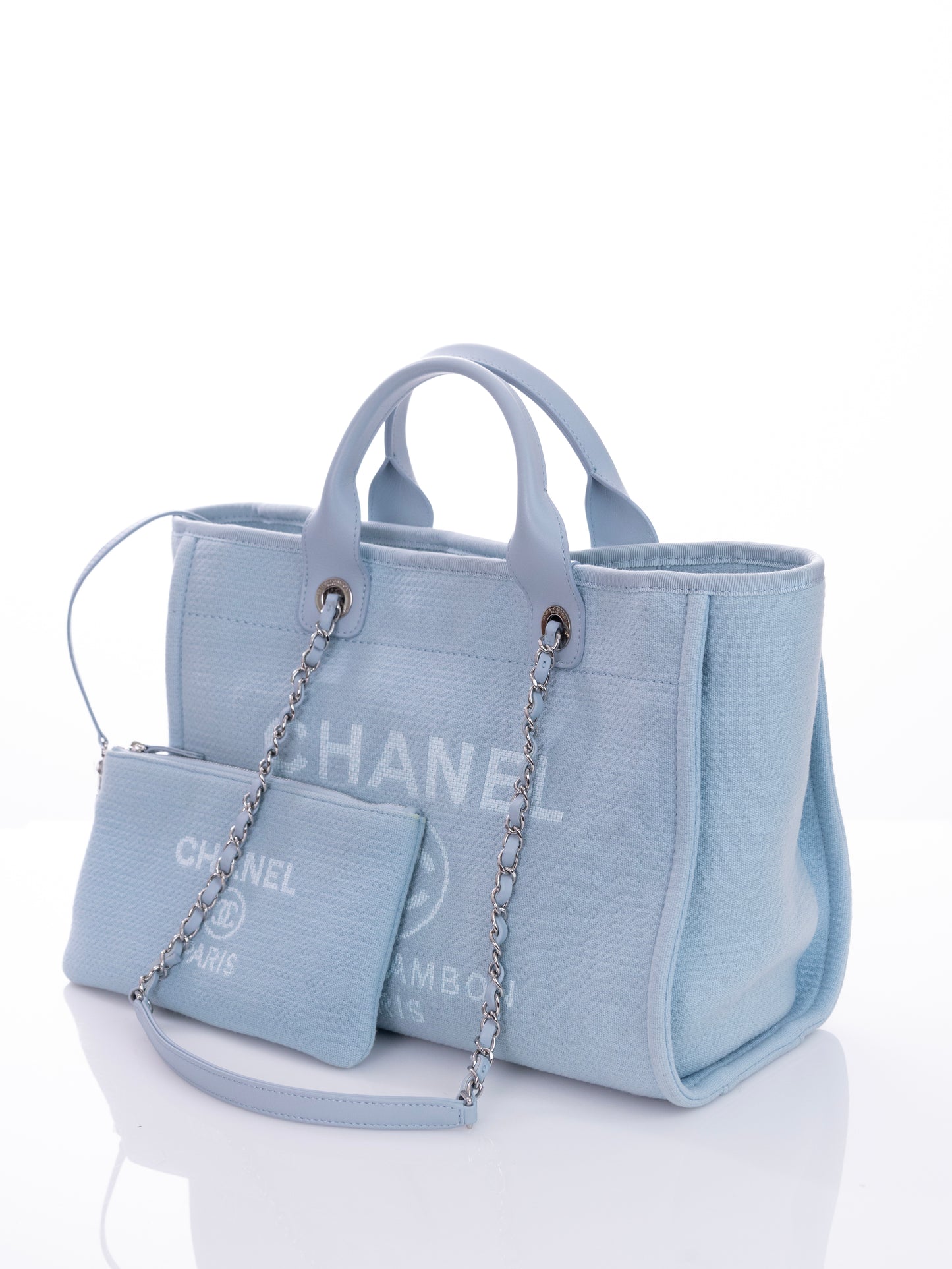 CHANEL DEAUVILLE Medium Size Shopper Babyblau mit Pochette - neues Modell