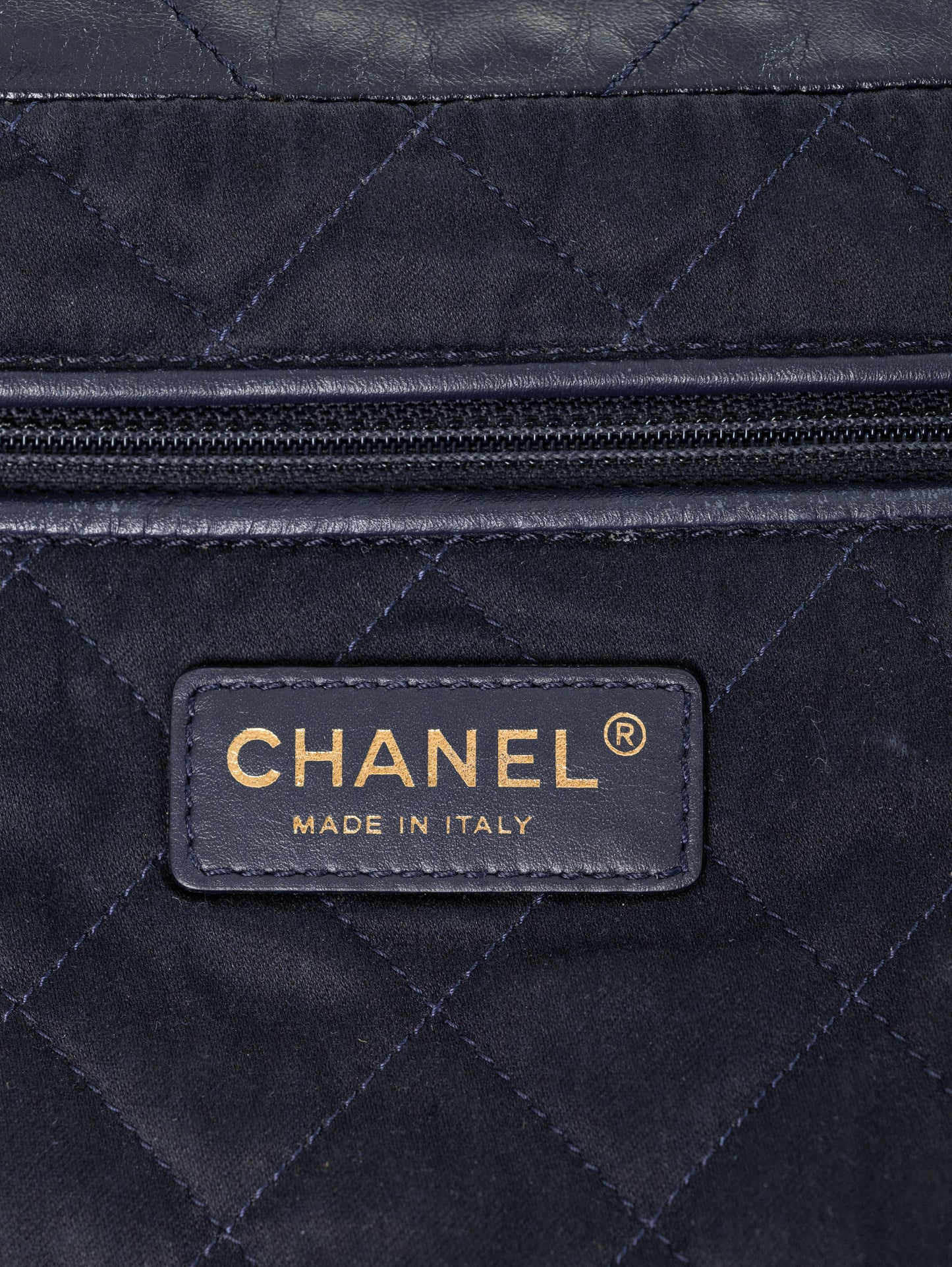 CHANEL 22 Medium Hobo Leder Bag Dunkelblau / Gold