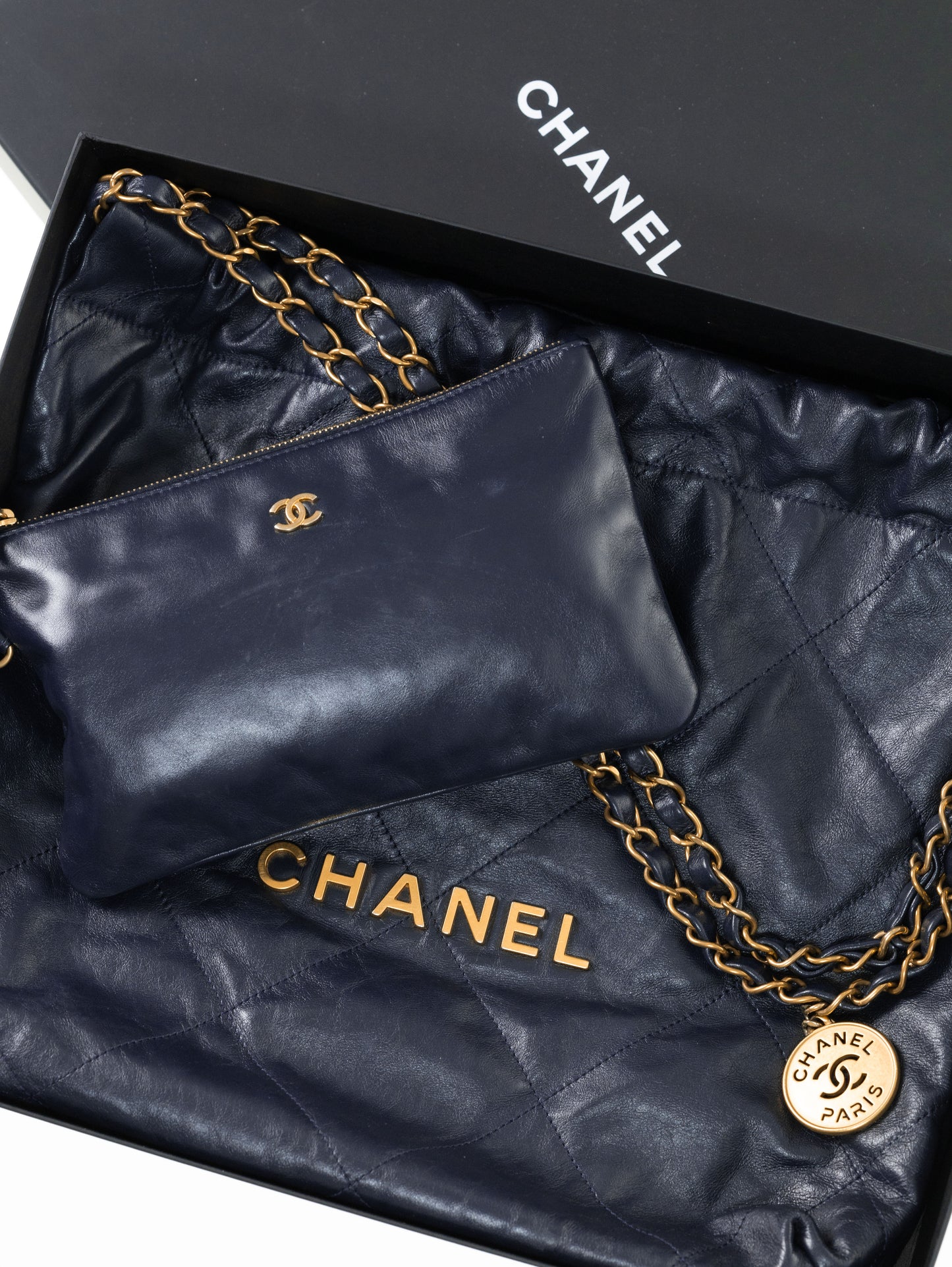 CHANEL 22 Medium Hobo Leder Bag Dunkelblau / Gold