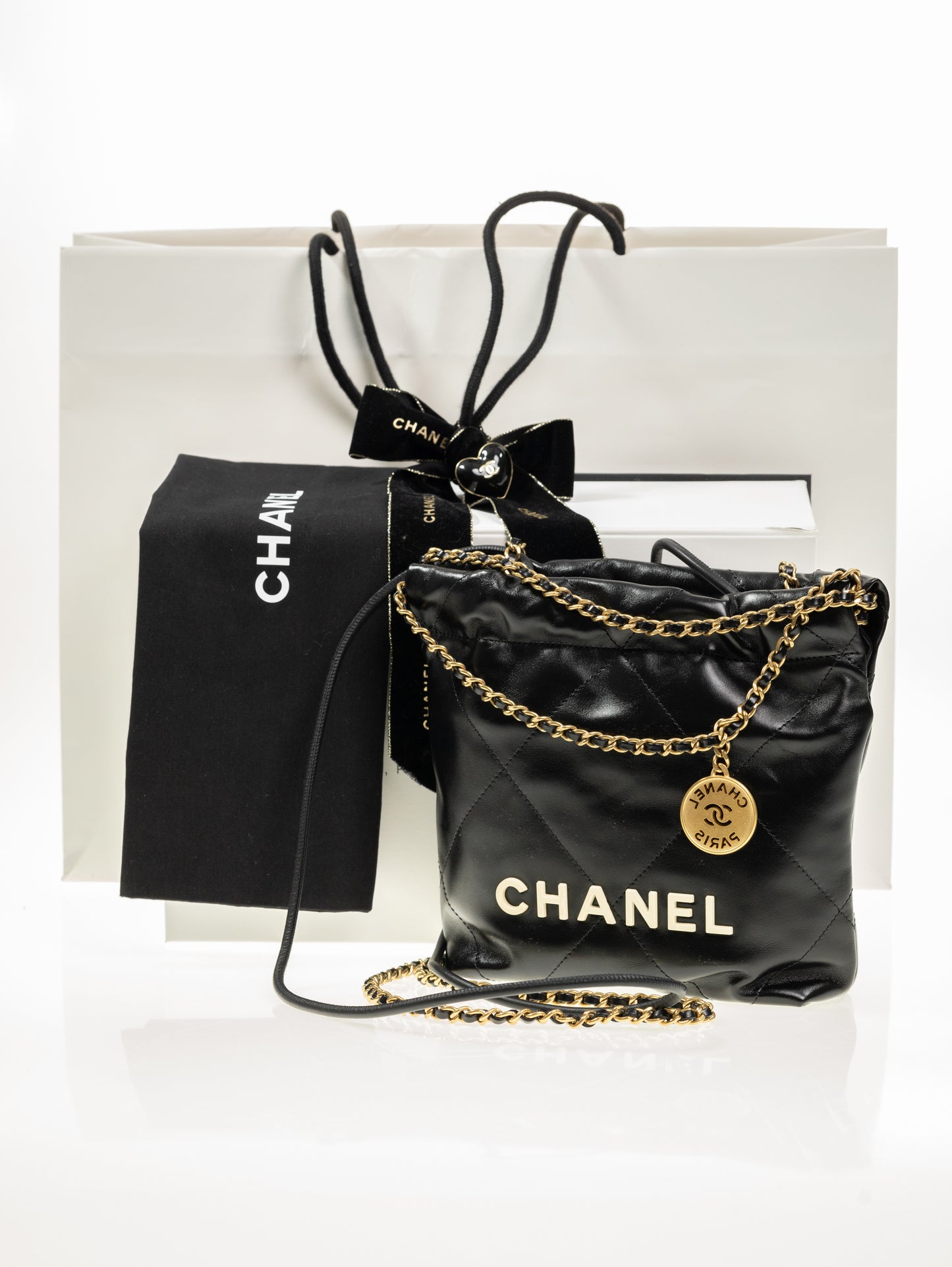 CHANEL 22 Mini Hobo Leder Bag Schwarz / Gold