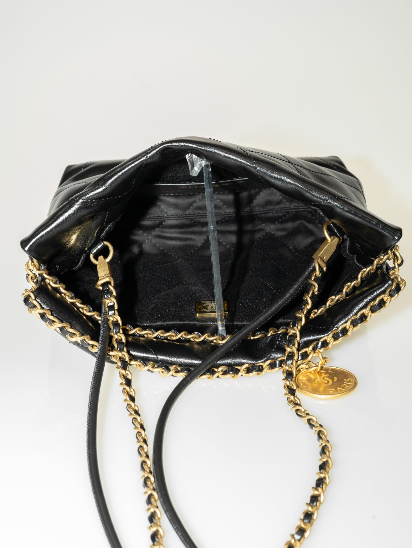 CHANEL 22 Mini Hobo Leder Bag Schwarz / Gold