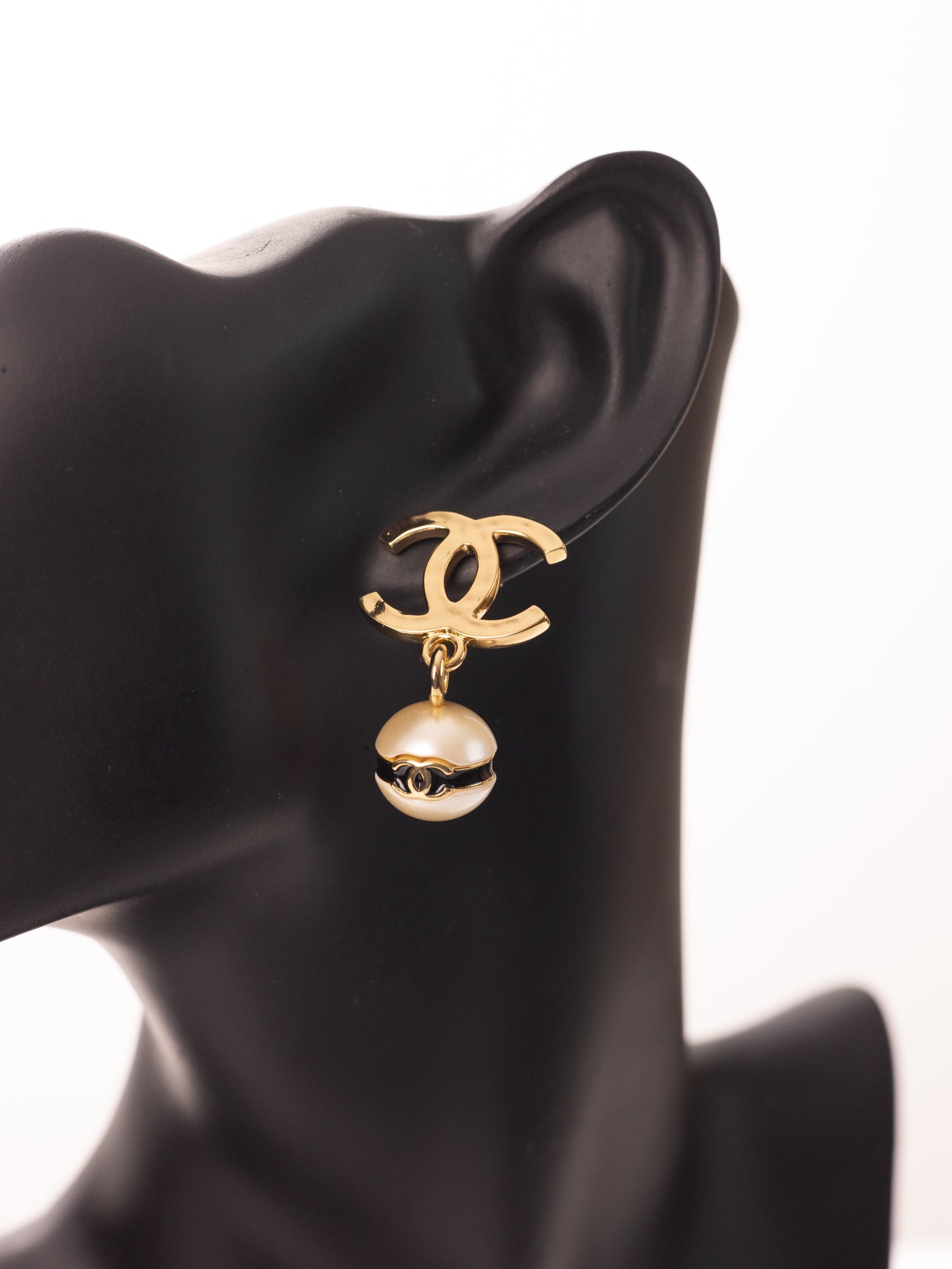 CHANEL Ohrringe goldenes CC Stecker mit Perle