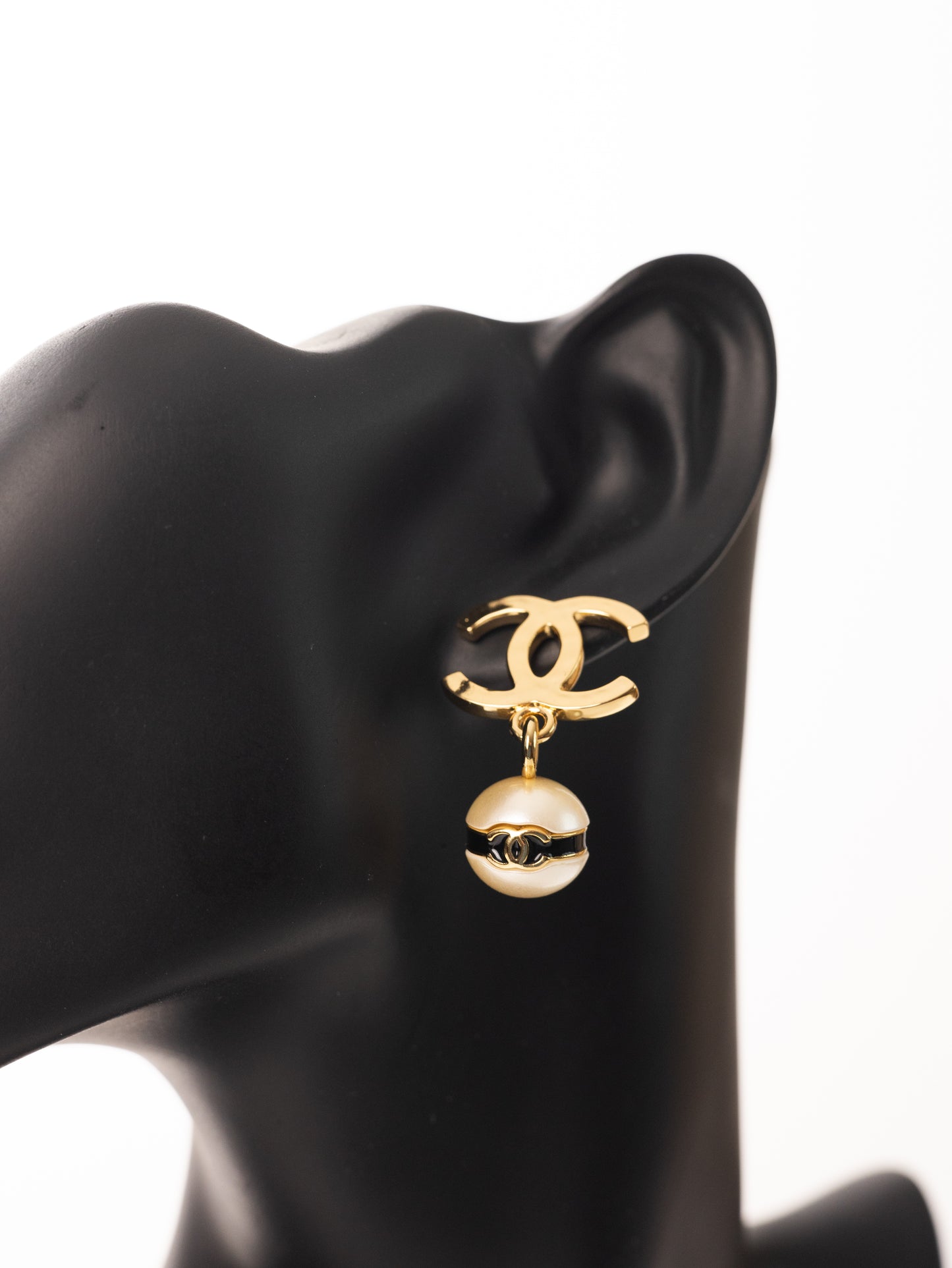 CHANEL Ohrringe goldenes CC Stecker mit Perle