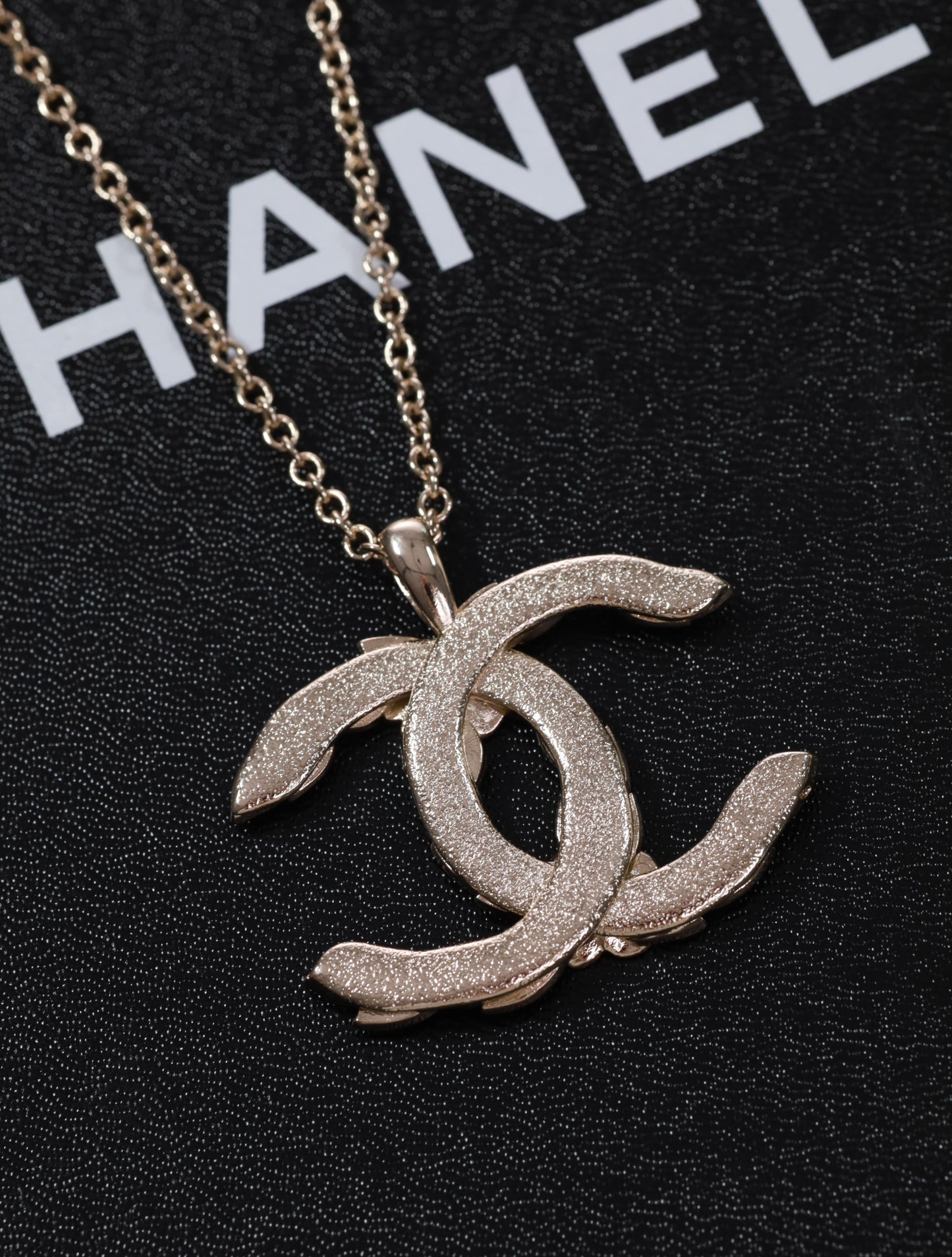 CHANEL Halskette großes CC Lightgold Strass