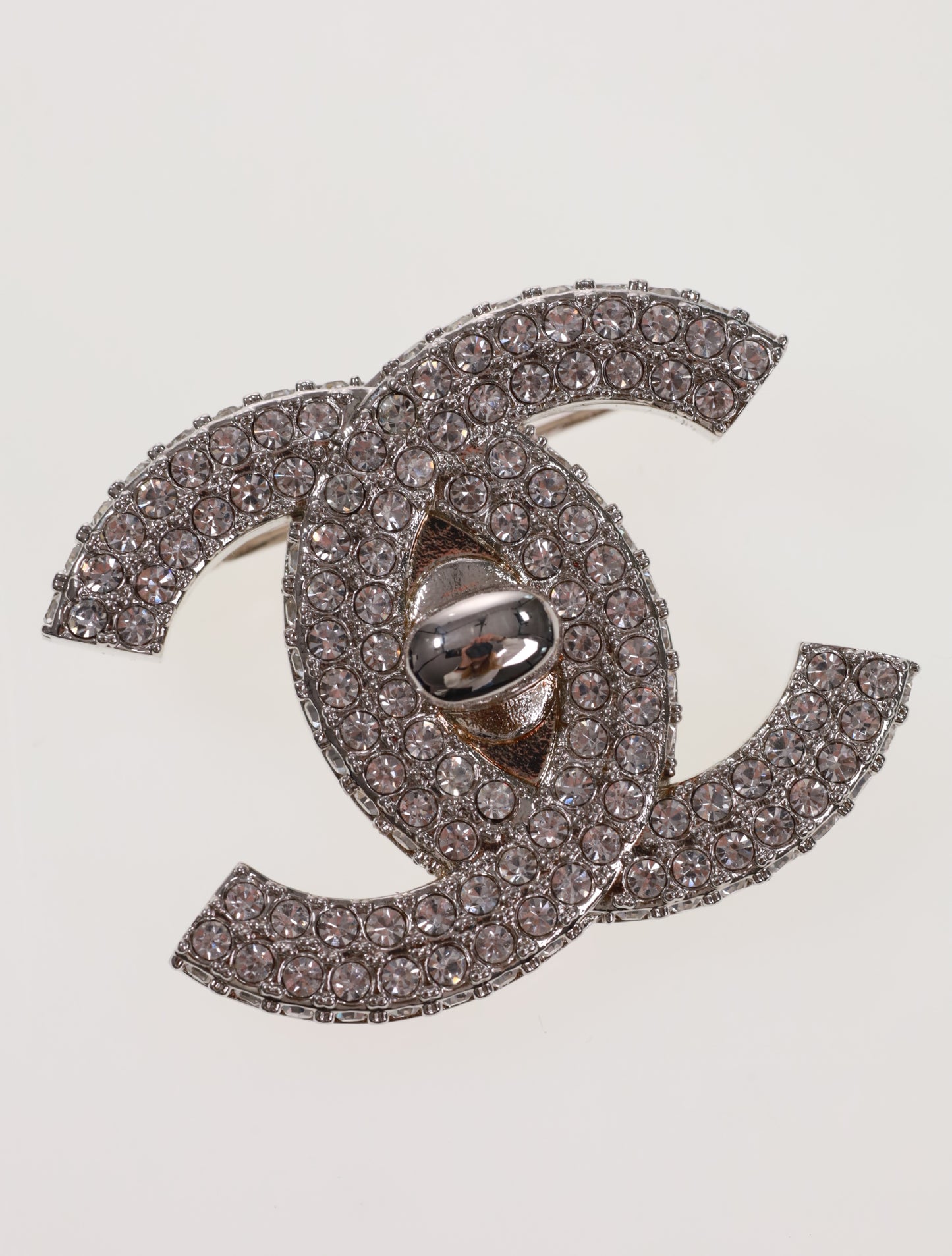 Spilla CHANEL grande CC in strass e argento