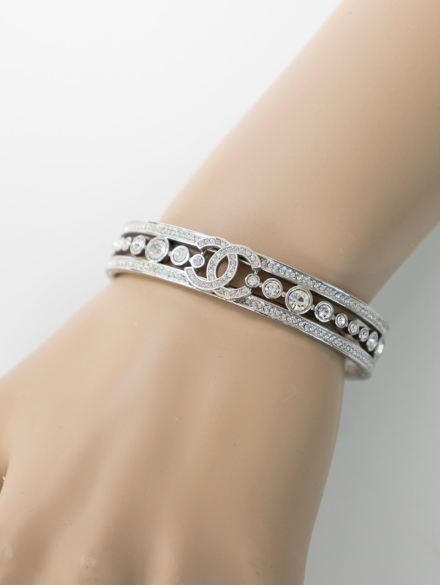 CHANEL Armband Armreif CC Silber Strass Perlen